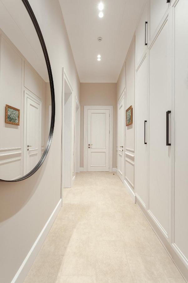 New! Luxury In The Center Of Overlooking Deribasovskaya Str. Price! Odessa