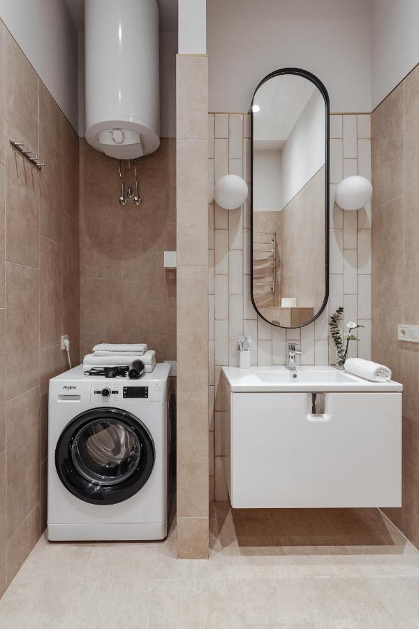 New! Luxury In The Center Of Overlooking Deribasovskaya Str. Price! Odessa