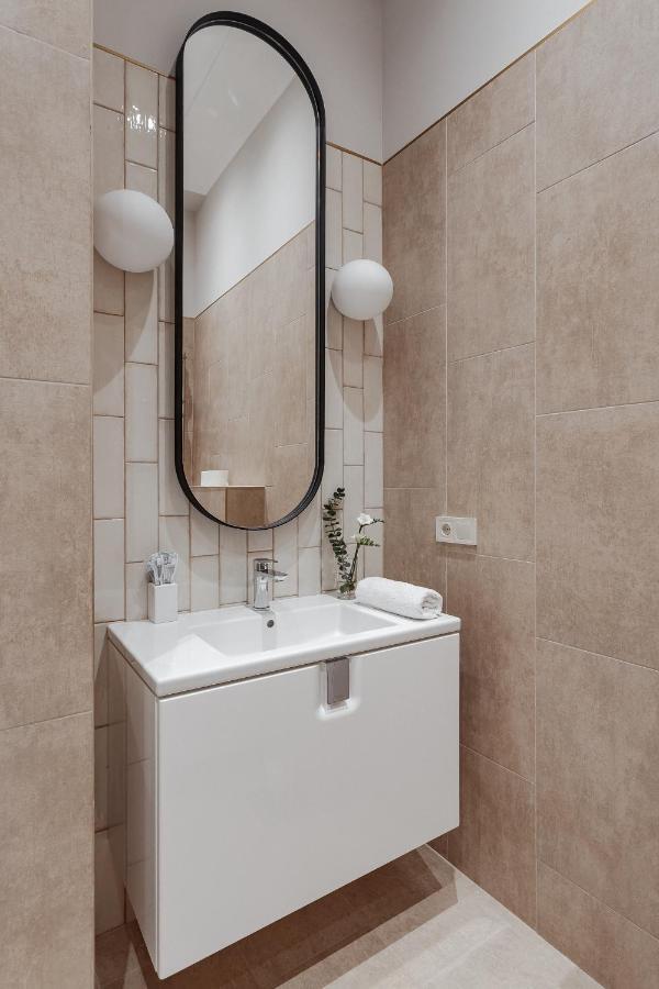 New! Luxury In The Center Of Overlooking Deribasovskaya Str. Price! *