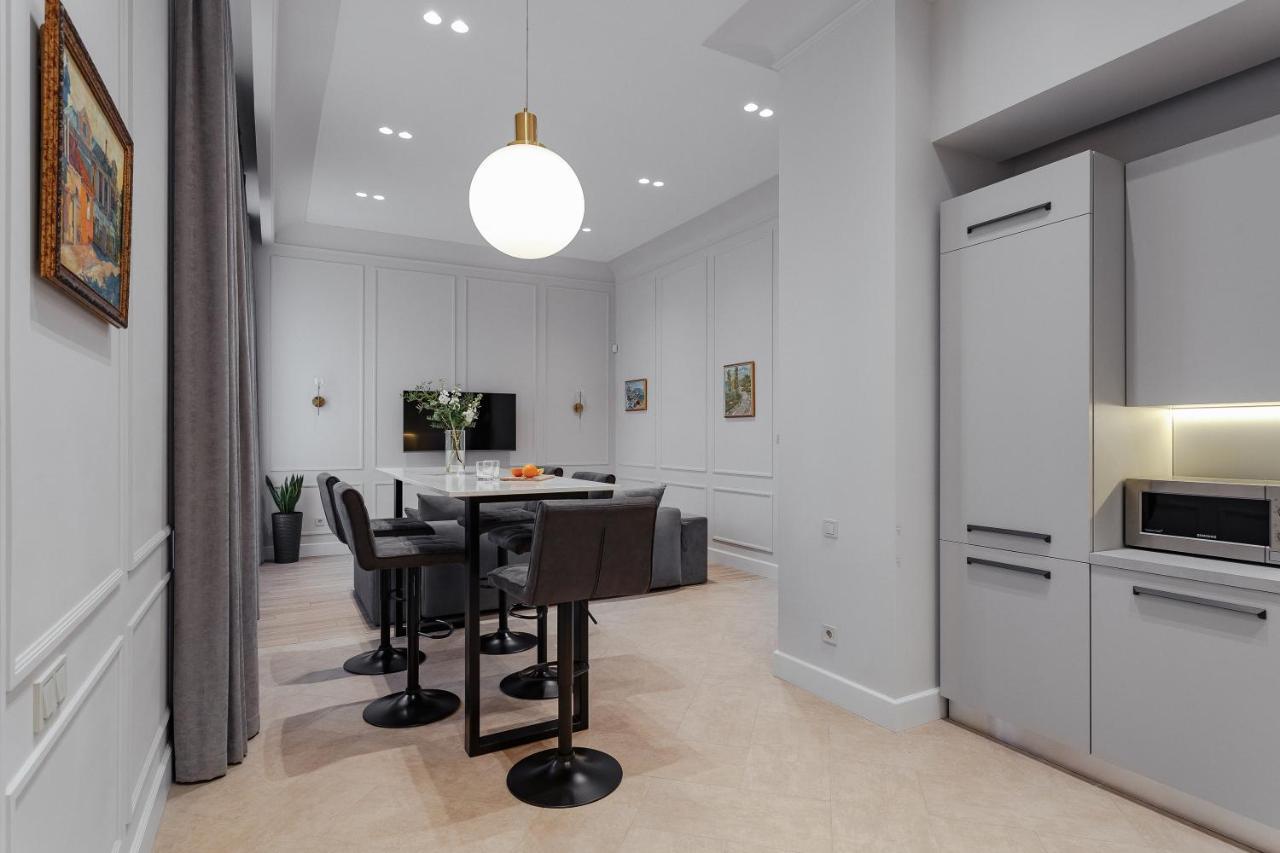 New! Luxury In The Center Of Overlooking Deribasovskaya Str. Price! * Odessa