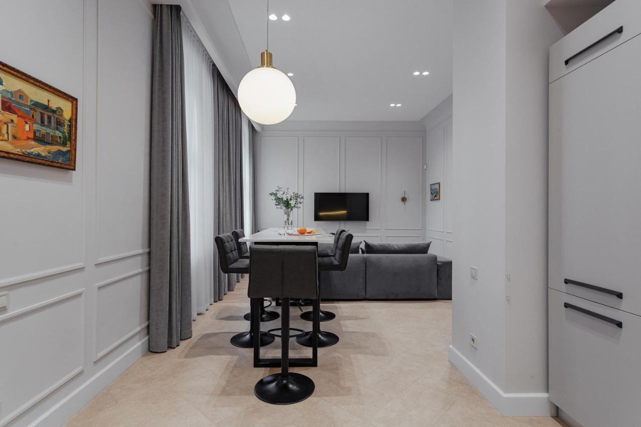 Apartment New! Luxury In The Center Of Overlooking Deribasovskaya Str. Price!