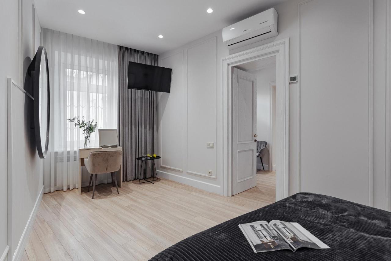 New! Luxury In The Center Of Overlooking Deribasovskaya Str. Price! Odessa