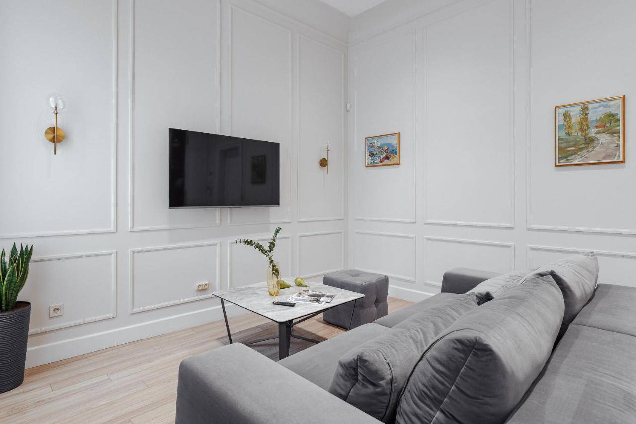 New! Luxury In The Center Of Overlooking Deribasovskaya Str. Price!